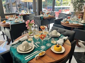 Tägliches inbegriffenes einheimisches Frühstück