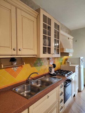 Een koelkast, een microgolfoven, een oven, een kookplaat