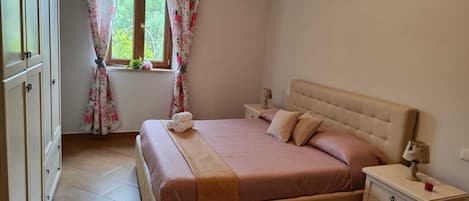 2 slaapkamers, een strijkplank/strijkijzer, gratis wifi, beddengoed