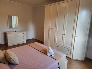 2 slaapkamers, een strijkplank/strijkijzer, gratis wifi, beddengoed