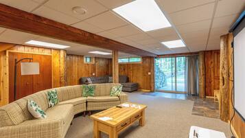 Télévision, cheminée, baby-foot