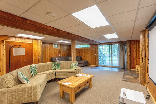 A Central Lakehouse for All-Season Adventures