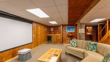 Télévision, cheminée, baby-foot