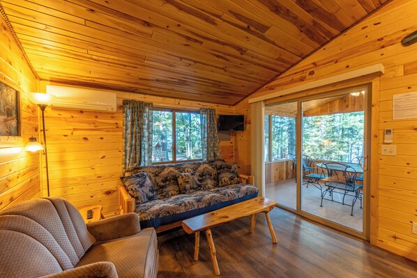 Téléviseur, foyer, table de baby-foot