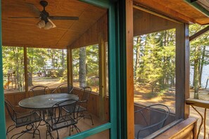 Outdoor dining - Vaulted Ceilings and a Stunning Main Room (Pet-Friendly) (Orr)