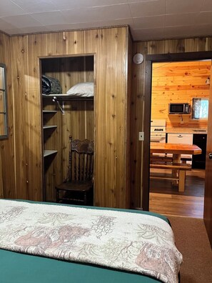 3 bedrooms, WiFi - Vaulted Ceilings and a Stunning Main Room (Pet-Friendly) (Orr)