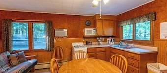 The Most Private, Pet-Friendly Cabin (New Screened Porch in 2024)