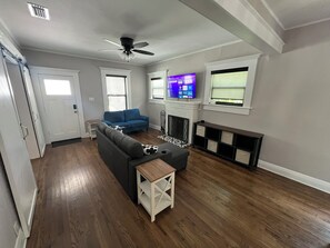Smart TV - Tampa Heights Prohibition Era Bungalow (Tampa)