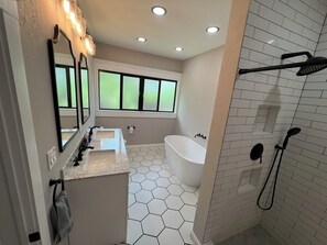 Séchoir à cheveux, bidet, serviettes fournies, savon
