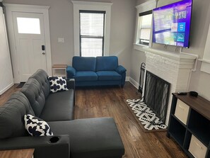 Smart TV - Tampa Heights Prohibition Era Bungalow (Tampa)