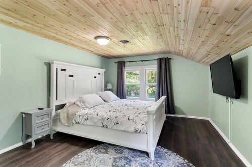 Serenity Awaits ! Private Country Estate on 10 acres.  Large groups welcome!