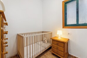 3 عدّة غرف نوم ومكواة/لوح كي وواي فاي وملاءات أسرّة