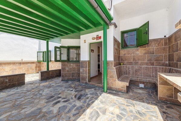 المنطقة المحيطة بالمنشأة