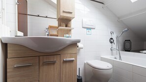 Hårtørrer, bidet, håndklæder
