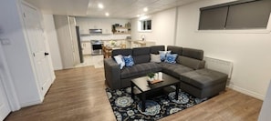 Smart TV, books, stereo, computer monitors - Welcome to Peaceful Pines-Your Home Away From Home,10 min from Playground Casino (Châteauguay)