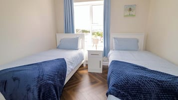 4 عدّة غرف نوم وبديكورات فريدة لكل غرفة وطراز فريد لكل وحدة