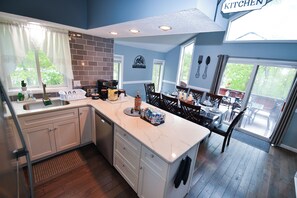 Microondas, horno, parrilla de estufa y lavavajillas