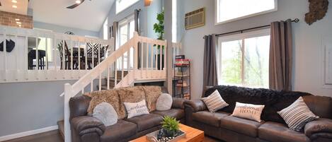 Una Smart TV, una chimenea