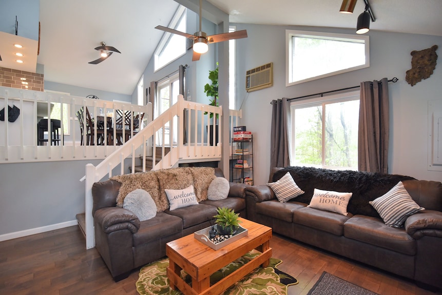 Cozy 4br Pet-friendly Poconos Retreat With Fireplace, Bbq, Arcade & Backyard - Tobyhanna, PA