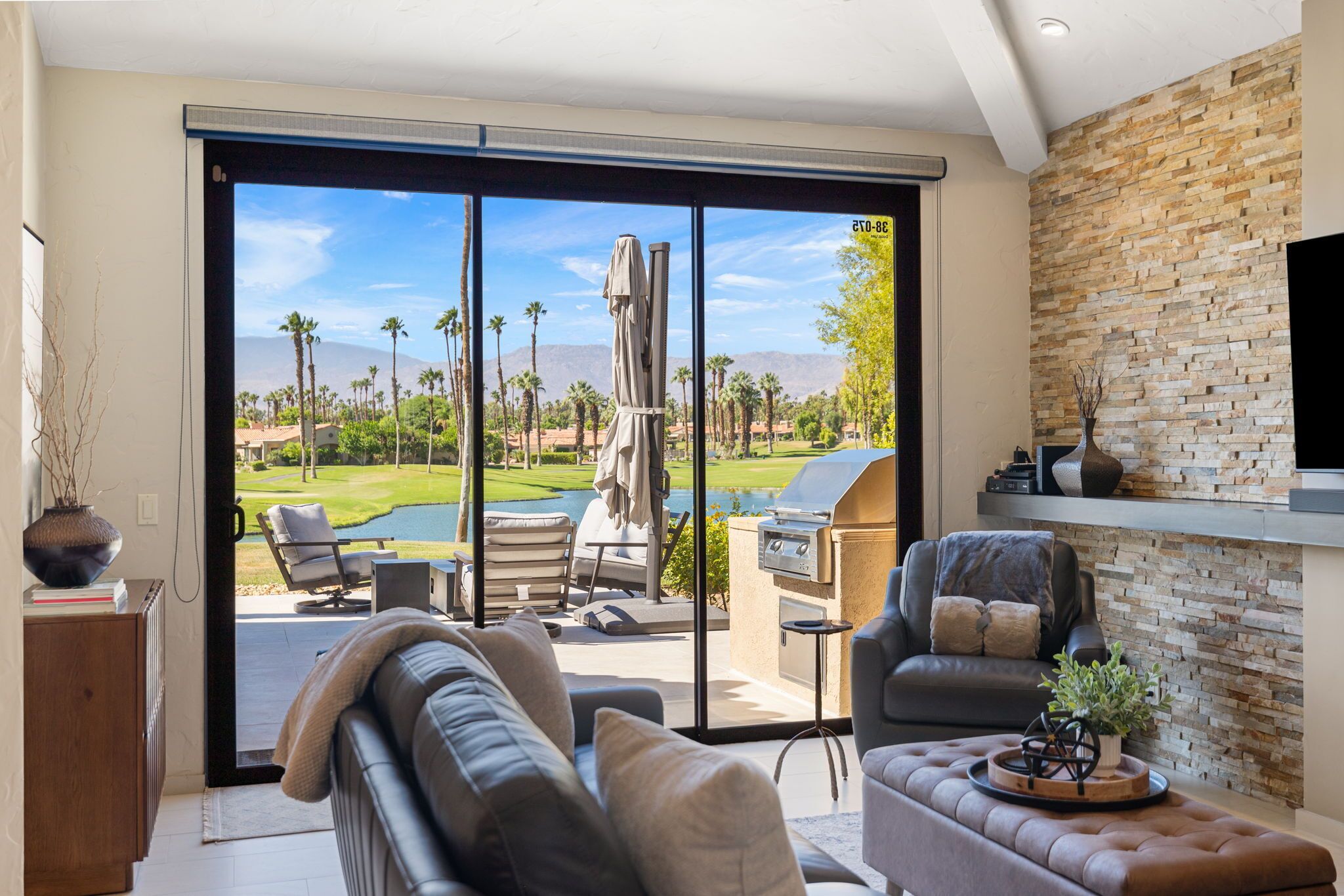 Smart-tv, eldstad, böcker och en stereo