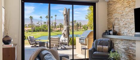 Smart TV, chimenea, libros, estéreo