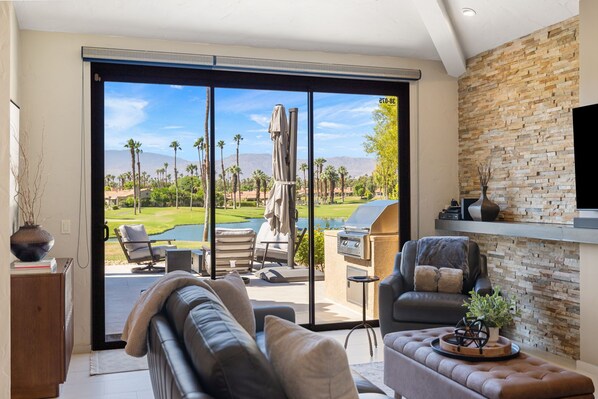 Smart-tv, een open haard, boeken en een stereo