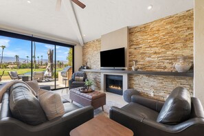 Smart-tv, een open haard, boeken en een stereo