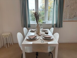 Dining - Charming 2-bedroom coachhouse in beautiful Seaton with WiFi (Seaton)