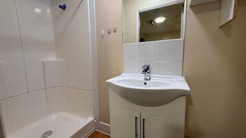 Regadera, secadora de cabello, toallas, jabón