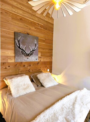 Iron/ironing board, travel cot, free WiFi, bed sheets