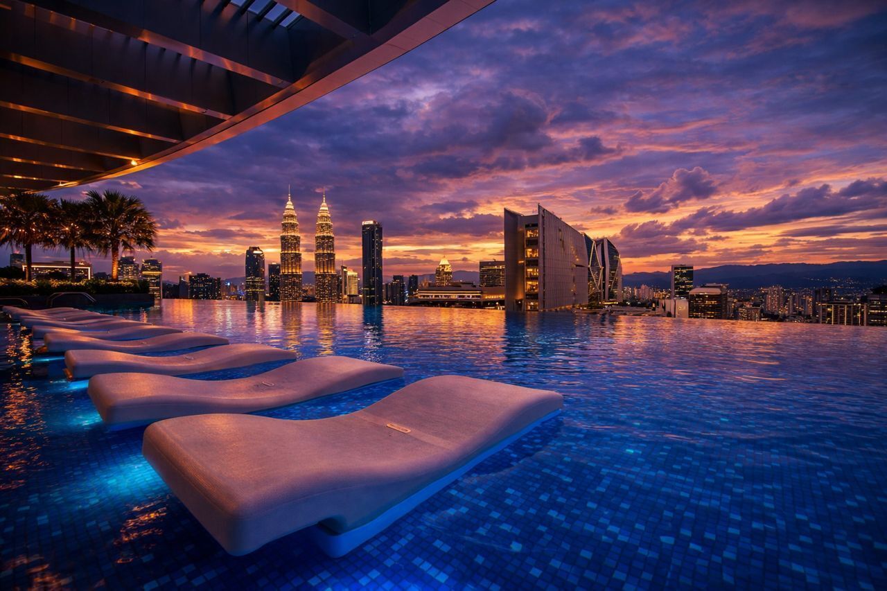 Una piscina al aire libre