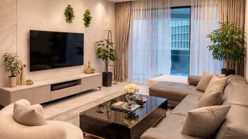 Kamar Triple Keluarga, balkon, pemandangan kota | Area keluarga | Smart TV 55-inci dengan saluran TV digital