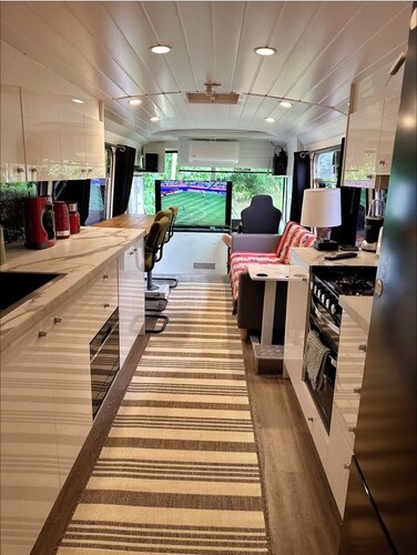 The Bello BigRig - Luxury Riverfront Bus Conversion, close to town, pet friendly