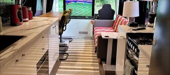 The Bello BigRig - Luxury Riverfront Bus Conversion, close to town, pet friendly