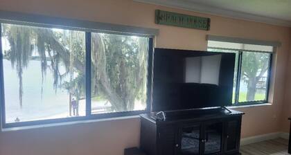 Charming 2-bedroom Lake front apartment with AC, WiFi in fantastic Lake Placid