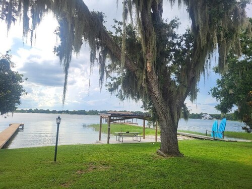 Charming 2-bedroom Lake front apartment with AC, WiFi in fantastic Lake Placid