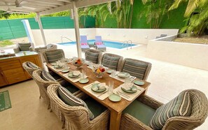 Rumah, 3 kamar tidur, kolam renang pribadi, pemandangan kebun | Ruang makan