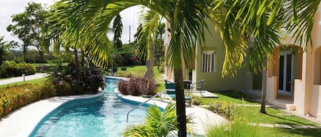 Una piscina al aire libre