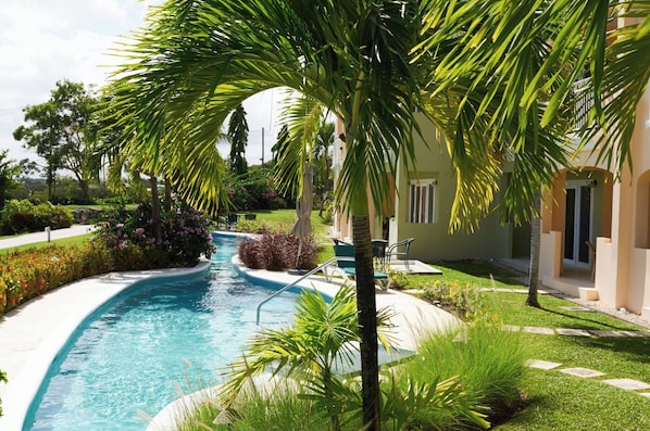Apartamento, 2 quartos, sacada, vista para o jardim | Piscina | Piscina externa