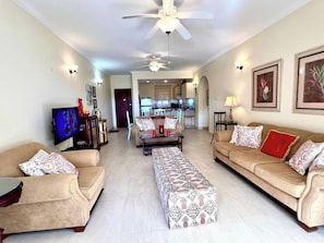 Apartamento, 2 quartos, sacada, vista para o jardim | Área de estar