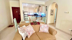 Appartement, 2 chambres, balcon, vue sur le jardin | Salle de séjour