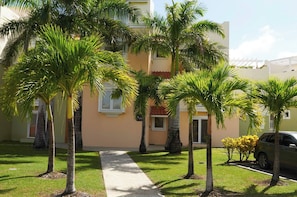 Apartamento, 2 quartos, sacada, vista para o jardim | Fachada