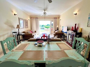 Apartamento, 2 quartos, sacada, vista para o jardim | Sala de jantar