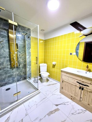 Chambre Classique, plusieurs lits, réfrigérateur, côté montagne | Salle de bain