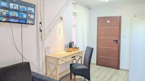 Quarto clássico, várias camas, geladeira, ao lado da montanha | Roupas de cama antialérgicas, escrivaninha