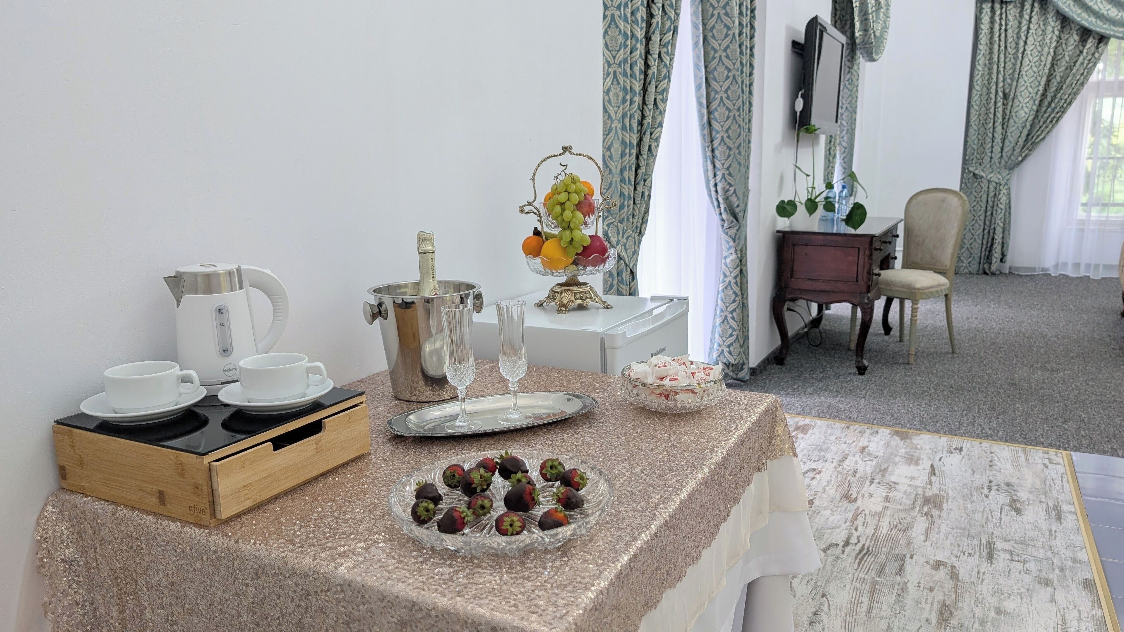 Superior Studio Suite | In-room dining