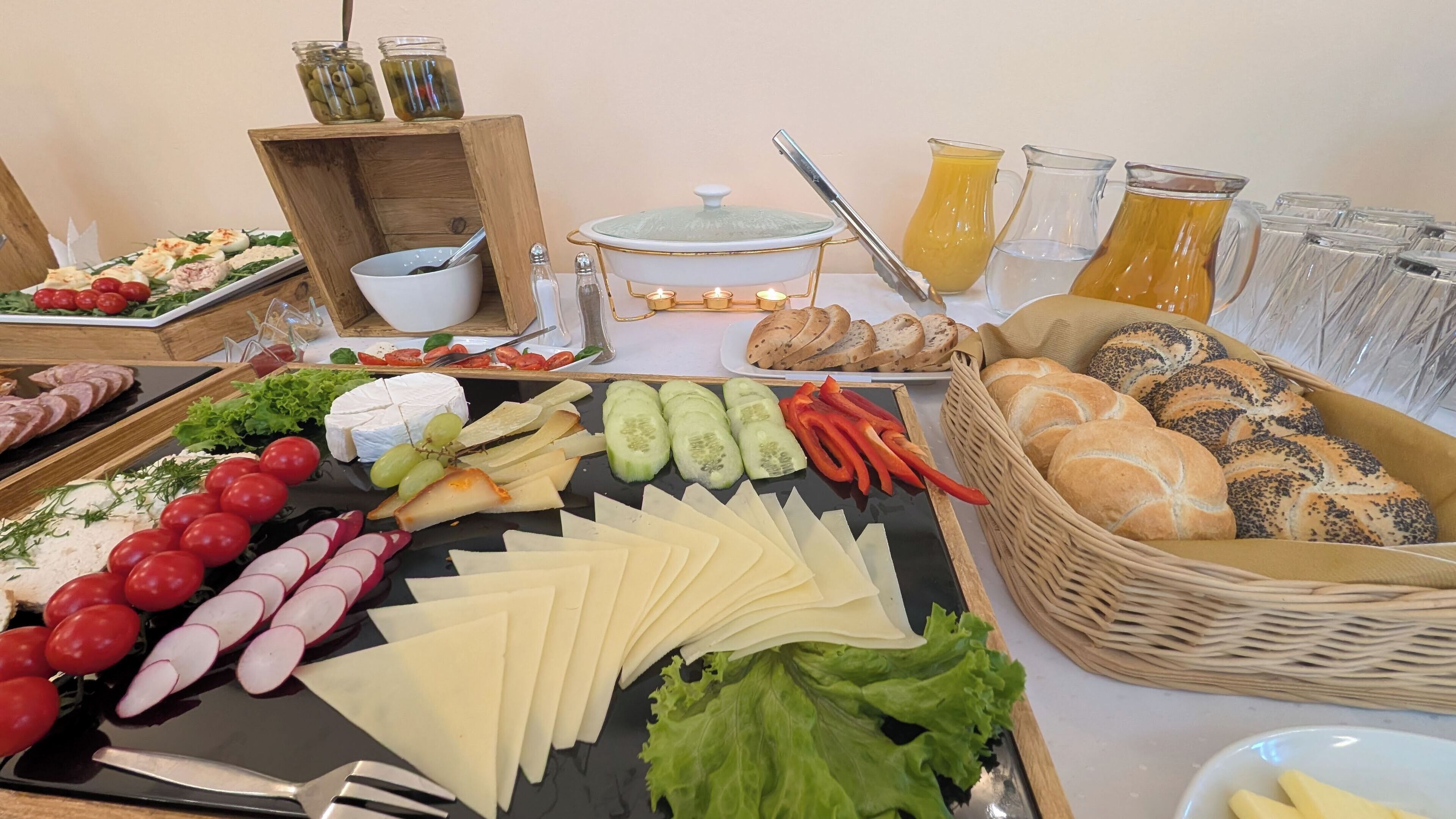 Daily buffet breakfast (PLN 50 per person)