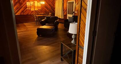 Charming 2-bedroom cabin in Springville with over an acre yard!