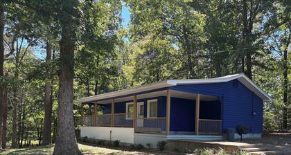 Charming 2-bedroom cabin in Springville with over an acre yard! Very peaceful!