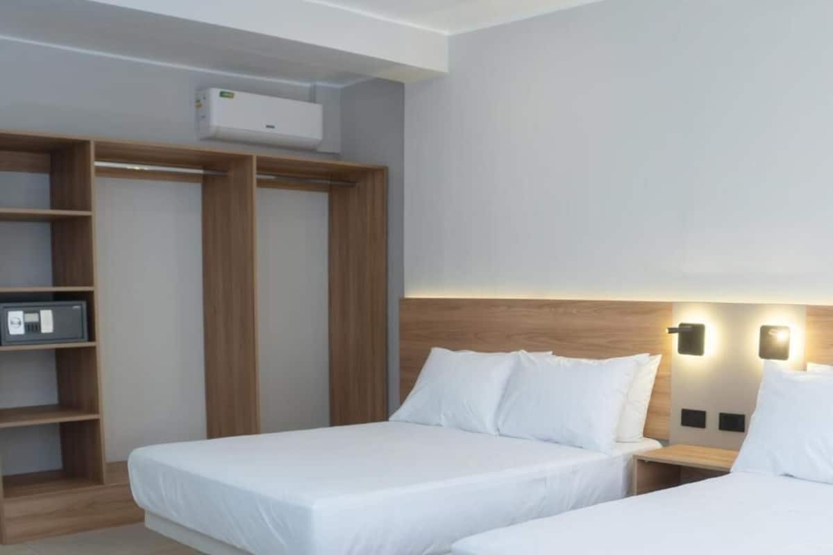 Quarto duplo superior | Cofres nos quartos, escrivaninha, espaço de trabalho para notebook